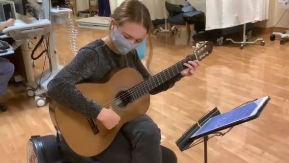 Actuación de guitarra en la Clínica de Infusión
