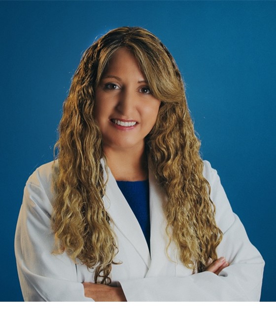 La Dra. Talene Keshishian con una bata blanca y los brazos cruzados.